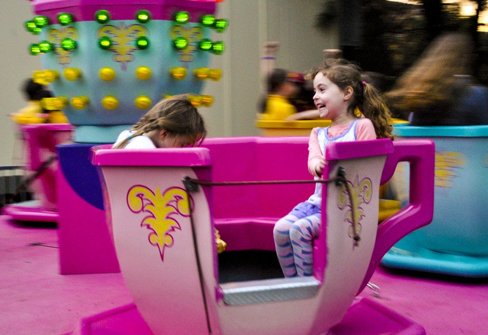 Cup & Saucer Ride Spinning - Amusement Rides Hire